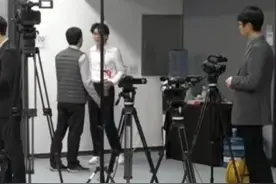 柯洁暴怒退赛！
“我受够了！”#柯洁暴怒退赛 #柯洁视频封面