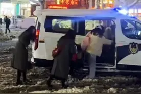 外地游客到淄博旅游遇大雪，被困路边后招手“打”了辆警车#游客 #民警 来源@🌟爱化妆的猫🌟视频封面