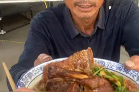 女子每天不重样给劳作的公公送饭 捧着大碗吃饭引乡亲羡慕“远嫁河南 没有婆婆 公公待我如亲生” #河南 #总有温暖在身边 #正能量视频封面