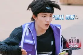 【#全员加速中水上乐园开跑 】
#苏新皓只身入海拿吸收卡  #苏新皓 只身入海，只是人海茫茫，还有猎人在旁，想要找到吸收卡简直难上加难！不过小苏通过一番努力，还是成功拿下吸收卡，将#张泽禹 纳入紫队！#全员加速中