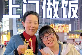 65岁姥姥上门做饭，她用小小的灯笼照亮自己夜行的路，十七用她顽强的精神告诉我们，生活也许有许多泥泞，但是努力向上生长，终究会绽放属于自己的生命之花@卖灯笼的小十七 #潘姥姥 #记录真实生活 #平凡人的故事 #致敬每一位努力奋斗的人视频封面