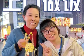 65岁姥姥上门做饭，她用小小的灯笼照亮自己夜行的路，十七用她顽强的精神告诉我们，生活也许有许多泥泞，但是努力向上生长，终究会绽放属于自己的生命之花@卖灯笼的小十七 #潘姥姥 #记录真实生活 #平凡人的故事 #致敬每一位努力奋斗的人视频封面
