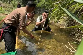水下抓泥鳅运镜拍摄手法 #拍摄花絮 #拍摄教学#拍摄技巧 #铁三匠拍摄基地