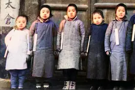 清宫选秀 包衣”在满语中是“家仆”的意思。清宫规定，为皇室提供服务的宫女们只能从满洲上三旗（正黄、镶黄、正白）任职佐领、管领以下家庭的女儿中来选择。选秀每年一次，待选者年龄在13岁以上。被选中者当日即留宫内，否则立即遣出。宫女们辛苦劳作，月俸也少得可怜，一直熬到25岁左右才可以出宫嫁人。#历史 #清宫 #选秀