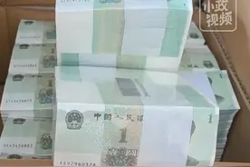 1月7日（发布），陕西延安。好兄弟结婚，男子随礼10捆1元纸币，“共1万元，本来还想换硬币的”，网友：能换到也挺不容易的，真兄弟 。关注👉@小政视频 #陕西dou知道 #婚礼随礼 #好兄弟结婚 #万里挑一 （来源：@闪电新闻  小红书：11419353514  317138516  1048403309）