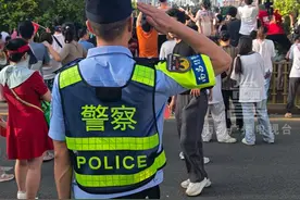 8月1日，江西南昌。国歌声响起那一刻，执勤警察蜀黍朝国旗方向敬礼，“这是刻在骨子里的记忆” #江西dou知道 #毛豆到南昌了 #升旗仪式 #八一建军节 #致敬最可爱的人视频封面