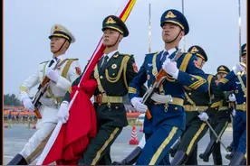 中国三军仪仗队亮相莫斯科，为何能燃爆全场？ #三军仪仗队在国外震撼表演  #俄罗斯红场阅兵  #俄罗斯  #军事科普  #军事科技视频封面