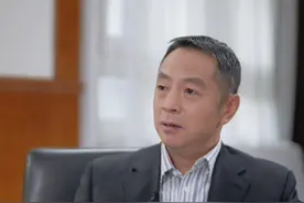 近日，中国社会科学院美国研究所研究员刘卫东在接受《大变局》节目专访时表示，美国无法实现彻底对华“脱钩”，只能是选择性“脱钩”。反全球化多是情绪化反应，各国无法完全摆脱全球化。美国国内亦有力量反对“脱钩”，会阻止政府在这条路上走得太远。 #中美关系视频封面