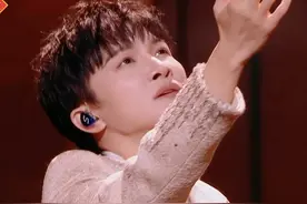 #周深开口就是故事感   #周深  一开口故事感铺面而来。这既是个体的理想共鸣，也是时代的洪流生生不息。#湖南卫视元宵喜乐会视频封面