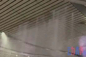 狂风暴雨突袭长沙，高铁站候车厅漏雨秒变“水帘洞”。 #长沙暴雨  素材来源网络