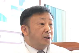 中医怎么看舌象？ 舌为心之苗，脾之外候，苔由胃气所生。脏腑通过经脉与舌相联中医诊断疾病的重要客系，手少阴之别系舌本，足少阴之脉挟舌本，足厥阴之脉络舌本，足太阴之脉连舌本，散舌下，故脏腑病变，可在舌质和舌苔上反映出来，舌诊主要诊察舌质和舌苔的形态、色泽、润燥等，以此判断疾病的性质、病势的浅深、气血的盛衰、津液的盈亏及脏腑的虚实等。
仅供科普，如有不适请前往正规医院治疗。
#舌苔辨证 #舌苔 #舌象 #科普一下视频封面