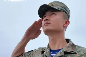 无悔的选择！二次入伍，他重返老部队！（作者：王如意 张翰林 尹超 / 编辑：杨俊）#二次入伍 #青春视频封面
