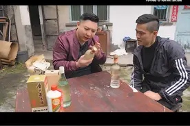 小伙真的运气太好了，老宅里竟然还有老茅台。#鉴定#酒知识#美丽乡村#猪哥鉴酒 视频封面