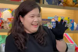 《手指家族》零基础英语启蒙，跟着老师动动小手一起来~#英语启蒙 #英文儿歌 #磨耳朵 #亲子 #早教视频封面