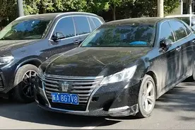 10辆车双排违停被热心群众举报，西安交警：罚单已开！视频封面