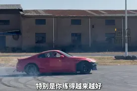 7岁“小孩哥”驰骋卡丁车赛场 “孩子已取得赛车驾照，目前是一家车队的车手”#热点新闻事件 #热点追踪 #赛车 #卡丁车 #赛道