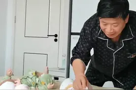 5月16日，山东临沂。喜提龙凤三胞胎，爷爷练成“金牌月嫂”：3个娃一天喂36顿 半年没睡过一个整觉#隔辈亲