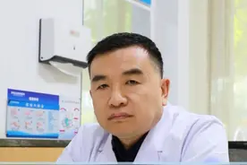 MDS频繁输血会有哪些危害？ 骨髓增生异常综合征顾名思义是骨髓增生异常，主要是异常造血或无效造血。临床主要表现感染、出血和严重的贫血，许多患者长期依赖输血来缓解症状，但是长期输血的危害也是不容忽视的！#医学科普 #骨髓增生异常综合征 #血液病 #血液科医生孔凡盛视频封面