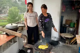 安静祥和的小山村，婆媳俩搭配做韭菜盒子，这晚餐又美味又温馨视频封面