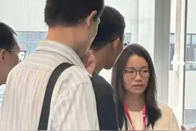 34岁教授王虹北大开数学讲座，韦东奕第一排认真听课，课间与其讨论数学问题，王虹16岁考入北大，有可能成为首位获“数学界诺贝尔奖”中国籍数学家（极目新闻）#大象主播说视频封面