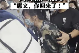 万惠文烈士魂归故里，妈妈再也抑制不住放声痛哭：“惠文，你回来了！”#英雄归来 #万惠文 视频封面