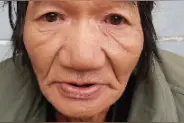 吉安六旬老人被救助，戴军绿色帽子，披黄色编织袋，穿军绿色上衣图片
