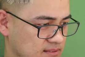 被拐34年郁豹豹认亲一年后与家人决裂（三）：兄弟三个挤一个炕喝酒后侃大山，聊过去将来，三弟再看一年前的照片、视频泪目，“很美好的事儿，闹到今天这个地步”。视频封面