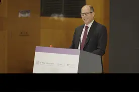 盖茨基金会CEO马克·苏斯曼：很荣幸在@清华大学 发表演讲。回到校园，总是让我想起我的大学时光，那时候对于学业、工作和未来，我有很多困惑。但此刻我能很确定的说，未来的走向，取决于我们每一个人，取决于我们是否能充分释放自己的潜能，取决于我们是否能与他人合作，为他人服务，为世界创造最大的改变。#在一起让潜能成真视频封面