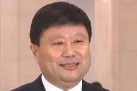 【王传喜：一个村富了不算富 #抱团共富才更有奔头  】今天（3月10日）上午，全国政协十四届二次会议第三场“委员通道”在人民大会堂举行，全国政协委员、山东省兰陵县代村党委书记王传喜接受了记者采访。
王传喜介绍，新春贺年会期间，代村日均游客量3万多人次，浓浓的年味让大家感受到了烟火里的幸福代村。乡亲们说，以前最想过上城里人的日子，现在好多城里人都愿意来代村体验生活，“我家住在公园里”成为乡亲们常挂在嘴边的话。这些年来，代村坚持立足农业，没有流失和浪费一寸土地，特色产业发展一直围绕现代农业链条延伸，打造了兰陵国家农业公园，建起农业企业园和新农林培训中心，走三产并举、农文旅融合发展的路子，集体经济不断壮大。一个村富了不算富，抱团共富才更有奔头。从2018年开始，代村联合周边11个村一起规划建设田园新城，带动2万多农民就地就业创业。#2024全国两会视频封面