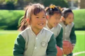 3月5日，十四届全国人大三次会议开幕会在北京人民大会堂举行。国务院总理李强代表国务院，向十四届全国人大三次会议作政府工作报告。报告提出，今年要加强义务教育学校标准化建设，推动义务教育优质均衡发展，扩大高中阶段教育学位供给，逐步推行免费学前教育。 #免费学前教育 #高中学位供给 #聚焦全国两会 #政府工作报告视频封面