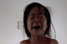 这个哭的有点意外了！一年级小朋友凌晨五点多哭喊着让爸妈起床送自己上学“去晚了我学的知识不多了”！#萌娃催爸妈送她上学  @嘟嘟小朋友视频封面
