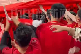 国足今晚主场迎战日本队，球迷举起巨型国旗！观众席被一片红色包裹！观众齐声呐喊中国队！加油！视频封面