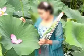 沈阳一大妈跳进景区荷花池摘荷叶拍照：摆了各种姿势，满脸微笑。（视频来源：@崔启志 ）#不文明行为 @抖音短视频视频封面