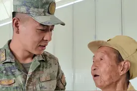 6月27日，陆军某旅苏北某地。百岁志愿军老兵李文廷重返军营，与现代军人同框体验国产新式武器。看到现代武器他回忆当年“咱们的武器都是缴获敌人的”，见证了从万国造到中国造的强军之路！#抗美援朝老兵  （记者 李鹏毅）视频封面