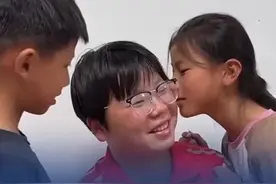 京东向抚养3个弟妹的05年骑手致敬，已与其签订正式劳动合同 近日，江苏沭阳一名05年出生的女孩陈姑娘（化名）因家庭变故，独自承担起抚养3个弟妹的责任，引发热议。5月29日，@京东外卖 发文：“骑手小姐姐自立自强的故事让人感动，我们向她致敬，也向千千万万的骑手伙伴们致敬！”另据纵览新闻，京东已联系到小陈，并为她办理了全职骑手入职手续。目前，小陈已正式成为全职骑手，并签订了正式劳动合同，缴纳五险一金。希望这份稳定工作能带给她保障。#抚养3弟妹的05后女生有正式工作了  （九派新闻、@京东外卖、纵览新闻）