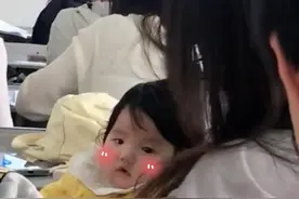 3月14日（发布），云南昆明，30岁宝妈带着五个月女儿上大学，同学老师抢着抱宝宝成“团宠”，“工作五年后重新考的大学，课间休息的时候都轮不到我抱”#团宠 #上大学 #超有爱视频封面