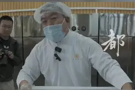 【北京校园餐管理新规实施 #新学期中小学生不再吃盒饭  】新学期，北京中小学生不用再吃盒饭了。校外供餐的中小学校将实现“桶餐到班”全覆盖。北京市教委介绍，统一提供非一次性餐具、校领导落实陪餐制度、推进智慧食堂建设等校园餐管理新规实施到位，学生在校吃得更营养、更健康。视频封面
