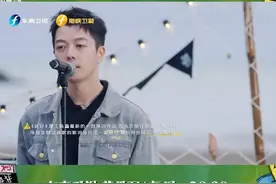 #王栎鑫新歌就好首唱  王栎鑫海边音乐会演唱新歌《就好》，低沉沙哑的嗓音，让糊糊的歌声自带故事感。“如果有一天你看透这世界，请你好好爱自己。”无论往后遇到什么，爱自己是永恒的要义。#快乐再出发 东南卫视&芒果TV&海峡卫视播出 #快乐再出发收官 视频封面