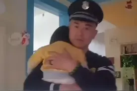 幼儿园保安贴心照顾新生， 保安爷爷的爱就是最好的招生简章。 视频封面