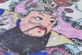 1000多名学生和梁平木版年画传承人，共同拼出梁平木版年画《将帅门神》。视频封面