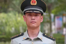 军人胸前的“荣誉墙”——勋表！#勋表  （陈伟 杨鑫庆）视频封面