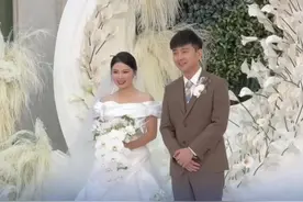 【#奥运冠军何可欣大婚 】 11月3日，奥运冠军何可欣在北京举行婚礼。她曾在2008年北京奥运会获得高低杠冠军。视频封面