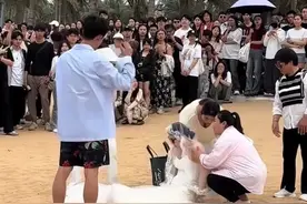 让坐轮椅的女生，拍下“站立”的婚纱照。有大家的温暖，并不孤单！@第1眼新闻视频封面