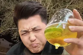 又到了吃小龙虾的季节辣！ 烦恼先走开，等我炫完了先~#这口小龙虾香迷糊了 #吃龙虾的季节 #吃烧烤喝啤酒 #街边烧烤总是很接地气 #城市里的烟火气视频封面