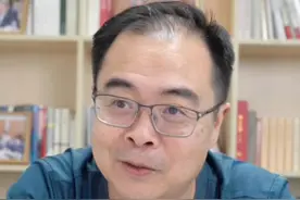 「AI+新药研发， 或许能解决全人类 的疾病」 人工智能不只是写论文、画画和聊天。当大模型开始攻克人类疾病，世界或许真的会发生根本性改变。AI+新药研发，未来可能解决所有罕见病。诺奖得主也表示，几年内或许人类将治愈所有已知疾病。#AI医疗 #大健康 #科技改变生活 #dou来守护钱袋子 #经济学知识看世界视频封面