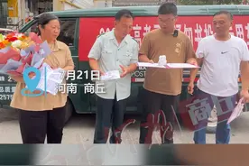 7月21日，考生刘宇收到了清华大学通知书，刘宇在今年高中取得了685分的好成绩，被清华大学化学生物学+环境工程专业录取。刘宇的爸爸刘修志分享自己的教育经验：一是做好后勤，二是不让孩子玩手机，三是多和老师沟通了解孩子情况。#商丘首封清华大学通知书送达