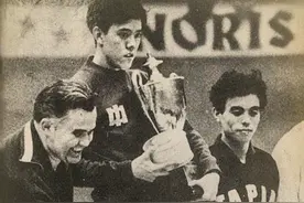 容国团，新中国第一位世界冠军。 我国体坛一位里程碑式的人物，给我们中国乒乓球队整个团体注入的精神与灵魂生生不息，传承至今，半个多世纪来在世界乒坛长盛不衰，更是成为中国体育界的一面旗帜 。（下）@人民网视频封面