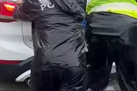 “西边暴雨倾盆，东边却几近无雨”，郑州这场暴雨还得下俩小时！地铁部分路段停运 156条公交线路调整 16处下穿立交断行。#网友神评论 #最新消息 #河南dou知道 #郑州暴雨 #答疑解惑