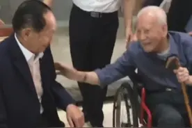 2月7日（消息）。送别国士！我国第一代核潜艇工程总设计师黄旭华院士逝世。黄旭华与袁隆平的罕见同框 再看一次依然泪目！“一个让中国人不再挨饿，一个让中国人不再挨打”视频封面