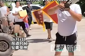 被救者家属为感谢奋不顾身救人者，全家十几人携锦旗奏乐登门感谢，拍摄者：当时晚几分钟人就没了#正能量 #锦旗视频封面